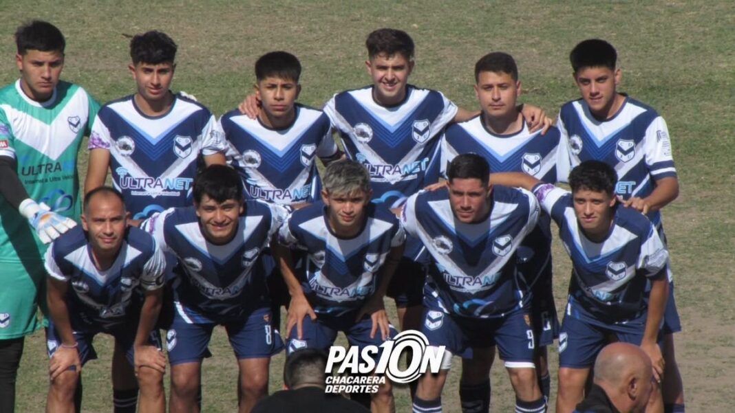 Partido de fútbol de la Liga Chacarera en el estadio Primo A. Prevedello