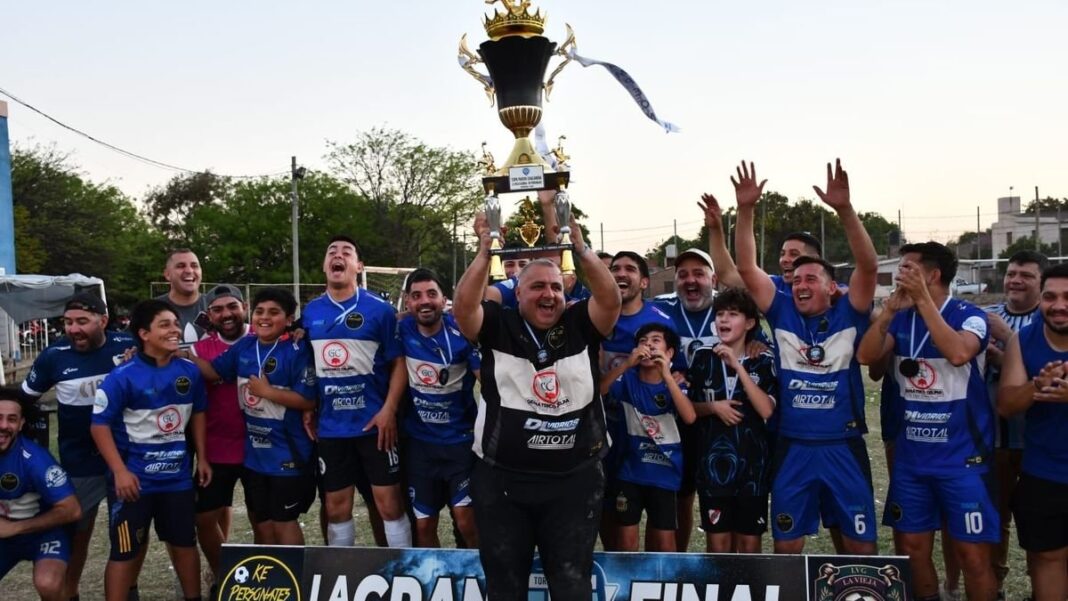 Jugadores de Ke Personajes festejando con la Copa 10 años de Pasión Chacarera Deportes