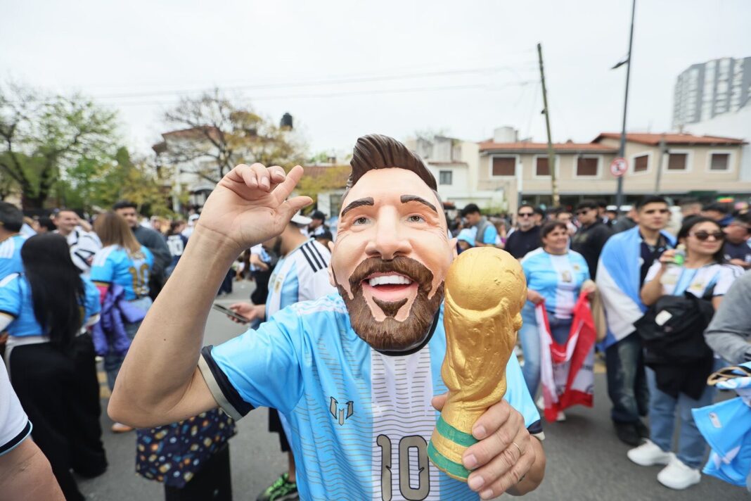 Lionel Messi saludando a la hinchada en su despedida de la selección argentina