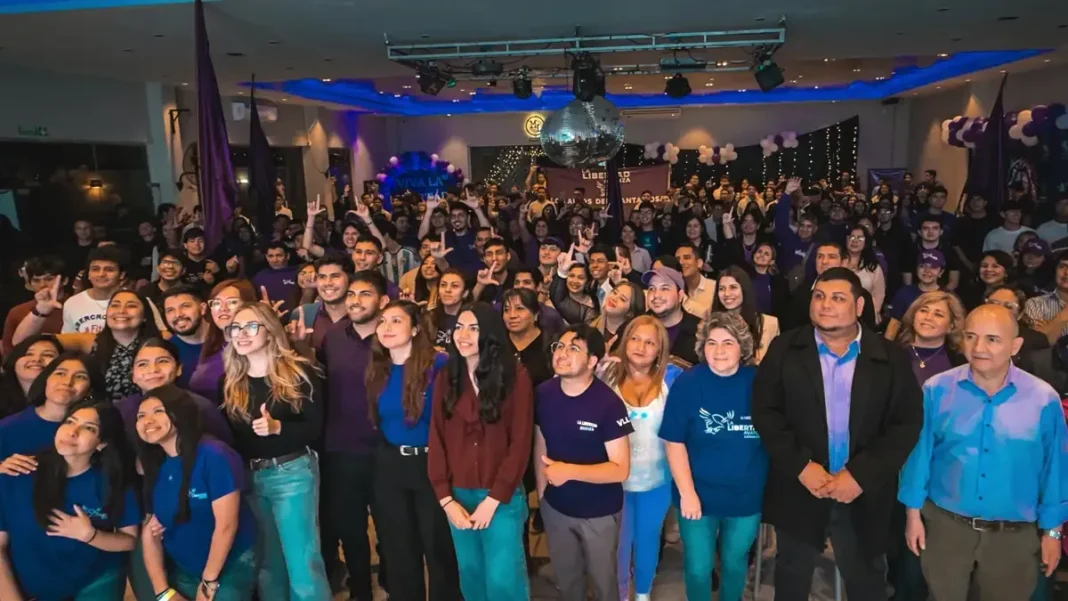 Jóvenes militantes de La Libertad Avanza durante el Congreso Provincial de la Juventud Libertaria en Catamarca