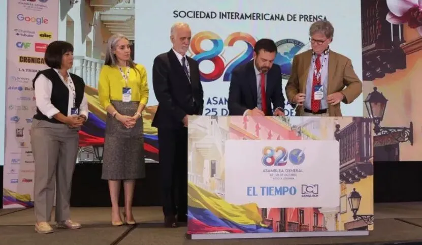 Directivos y periodistas durante la inauguración de la 82ª Asamblea General de la SIP en Bogotá