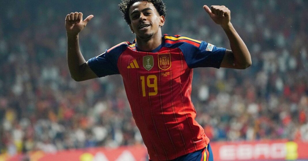Lamine Yamal celebrando su gol con la selección de España