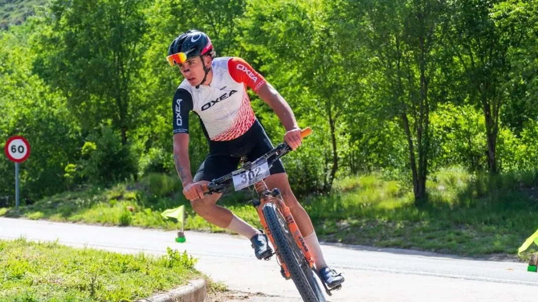 Ciclista Lautaro Alba compitiendo en La Falda Bike Race