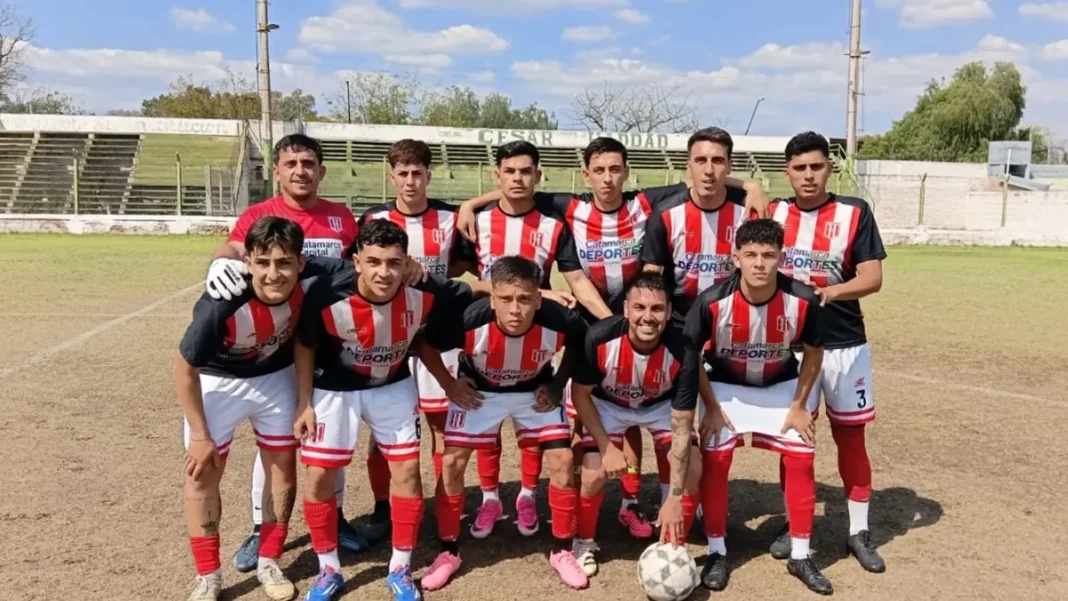 Partido de fútbol de la Liga Catamarqueña en el estadio Malvinas Argentinas
