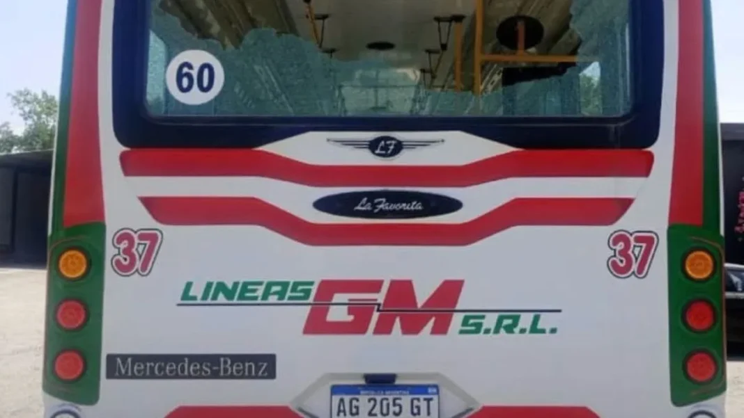 Colectivo de Líneas GM con luneta rota durante el paro de la UTA