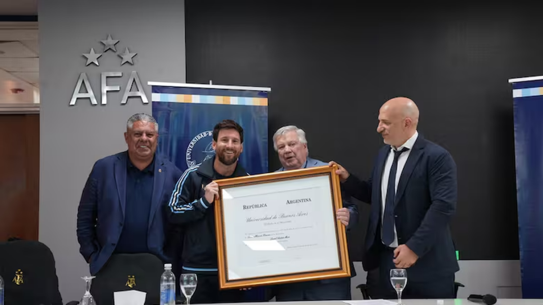 Lionel Messi recibiendo el diploma y la medalla del doctorado Honoris Causa de la UBA en el predio de la AFA en Ezeiza