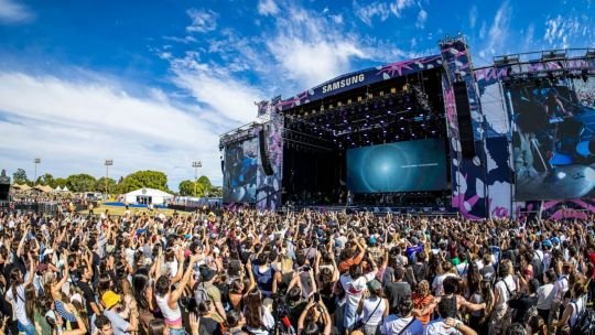 Logo de Lollapalooza Argentina 2027 con los nombres de los headliners Travis Scott, TINI, Charli xcx y The Killers