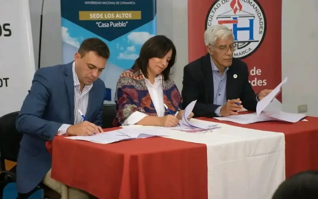 Firma de convenio entre autoridades de Los Altos y la UNCA para nuevas carreras universitarias