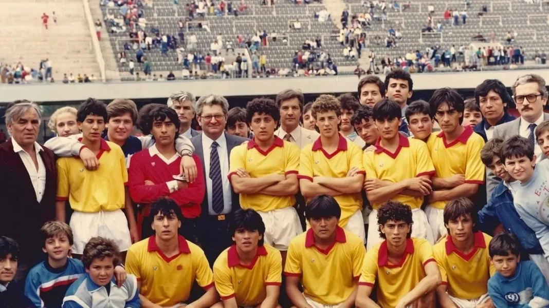 Fotografía en blanco y negro de Los Fulbipibes de Catamarca en 1978, con Díaz Leiva, Daniel Páez, Ernesto Velázquez, Jorge Molas, Hugo de la Mota, Carlos Molas y César Normando Cruz.