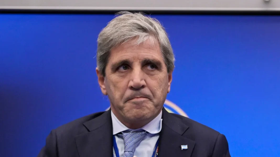 Luis Caputo durante su visita al Salar del Hombre Muerto en Catamarca