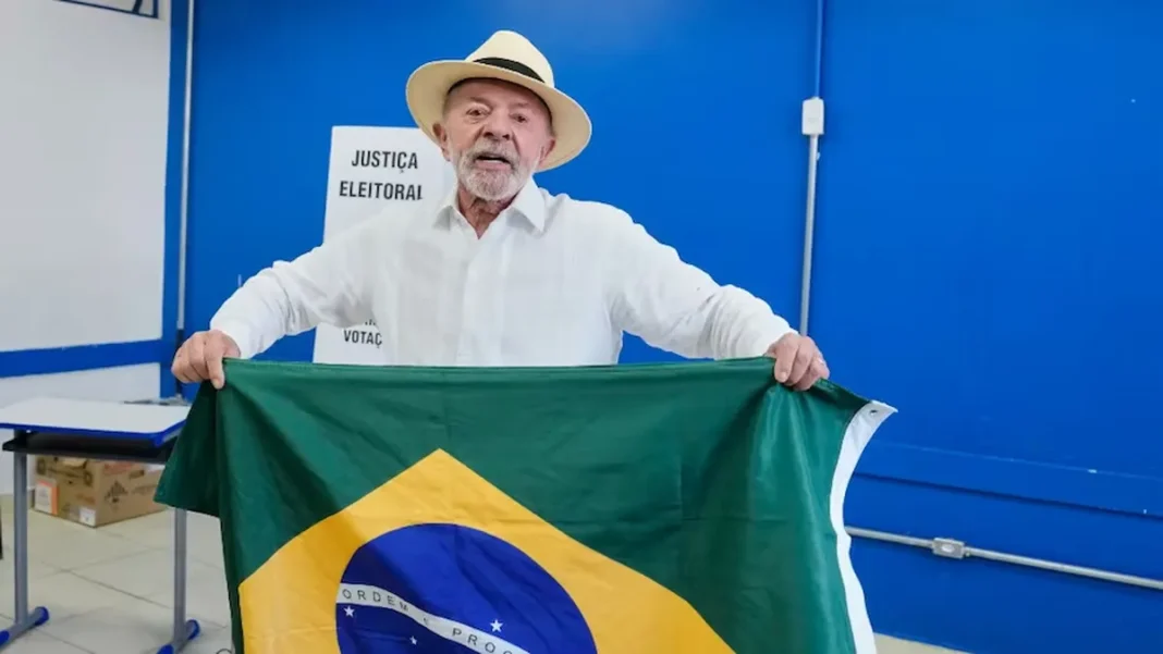Luiz Inácio Lula da Silva y Flávio Bolsonaro en el balotaje electoral de Brasil