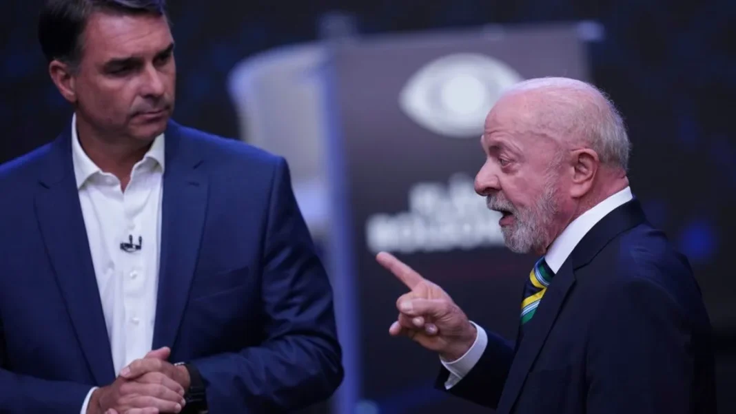 Lula da Silva y Flávio Bolsonaro durante el debate presidencial en Brasil