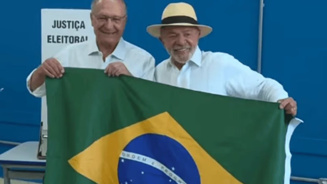 Luiz Inácio Lula da Silva votando en São Bernardo do Campo