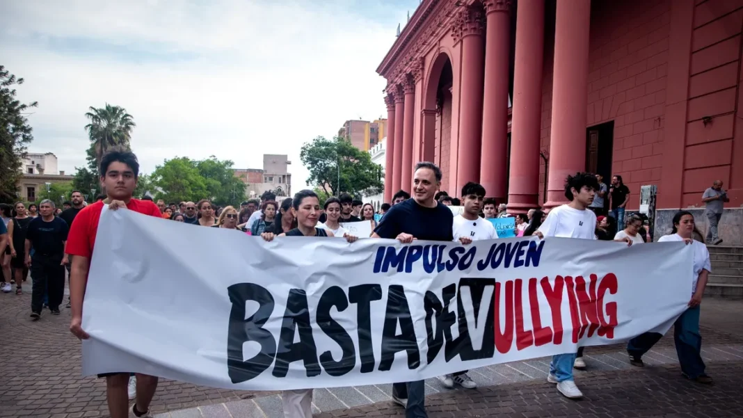 Marcha contra el bullying en la Plaza 25 de Mayo de Catamarca
