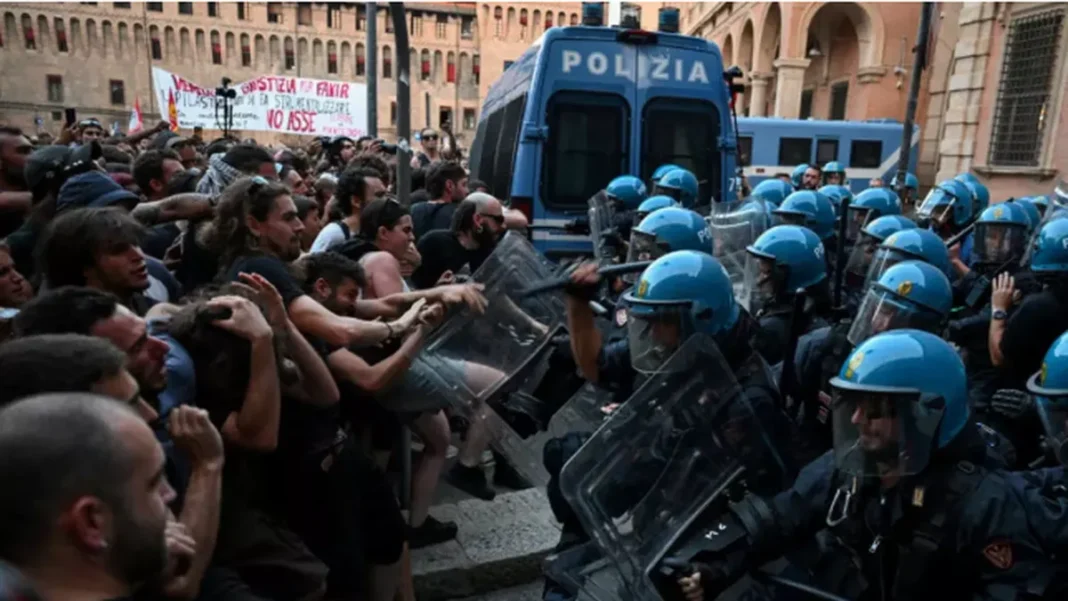 Personas marchando con pancartas durante una protesta en Europa