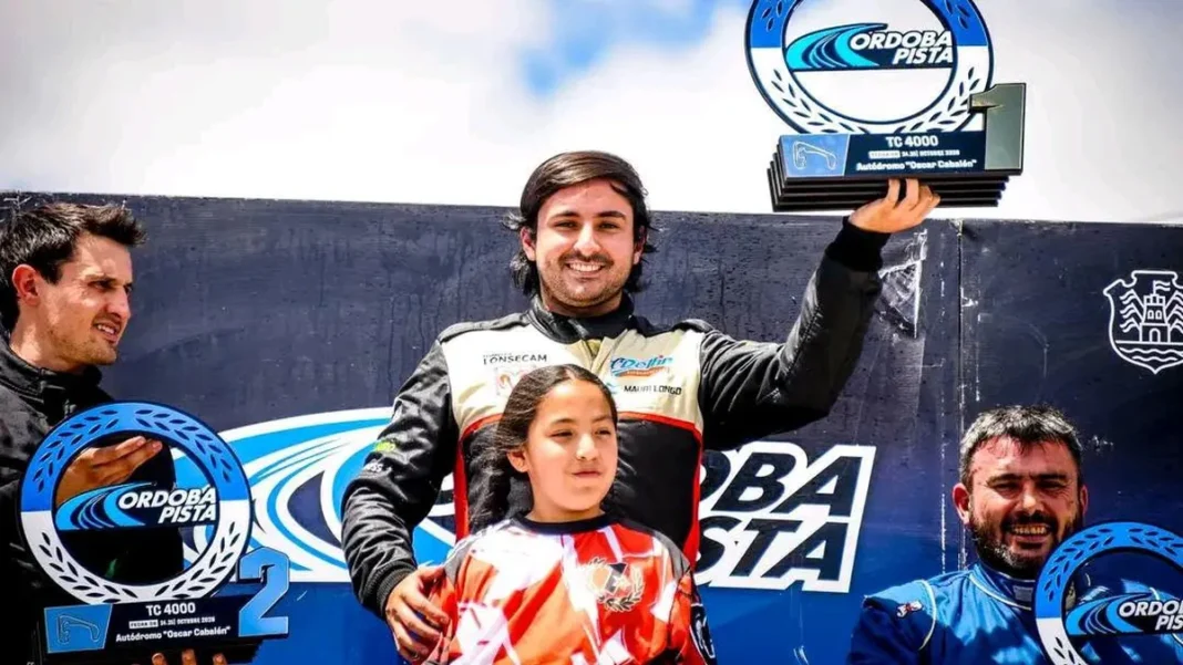 Mauricio Longo, piloto de Tinogasta, celebrando su victoria en el Autódromo Oscar Cabalén