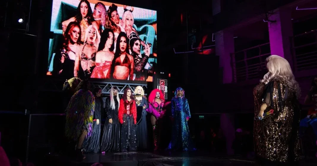 Artistas drag en la Mega Batalla Drag en el Teatro Broadway