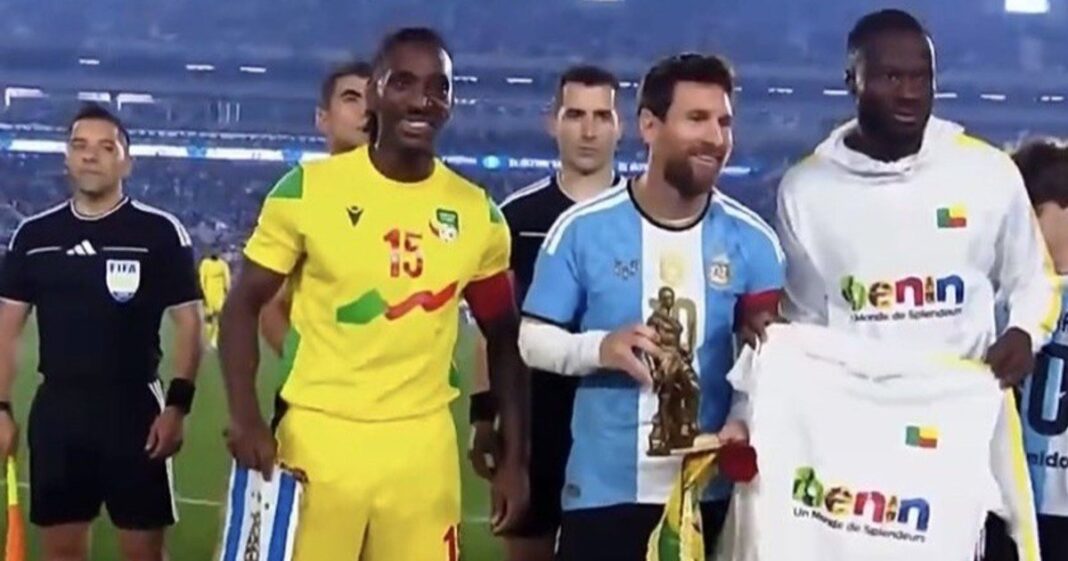 Lionel Messi y Sessi D'Almeida durante el sorteo de capitanes del partido Argentina vs. Benín