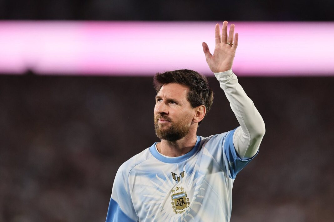 Lionel Messi ingresando a la cancha del Monumental acompañado por sus hijos en su despedida de la selección argentina