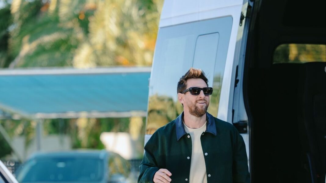 Lionel Messi descendiendo de una camioneta negra en el predio de la AFA en Ezeiza