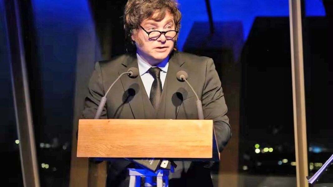 Javier Milei durante su discurso en la Torre Eiffel