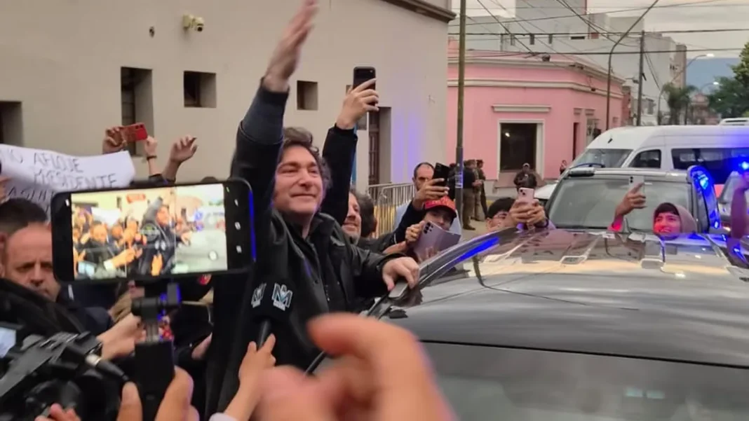 Presidente Javier Milei llegando al Hotel Casino en Catamarca