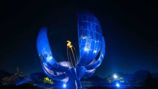 Monumentos de Buenos Aires iluminados con los colores de la bandera argentina en homenaje a Lionel Messi