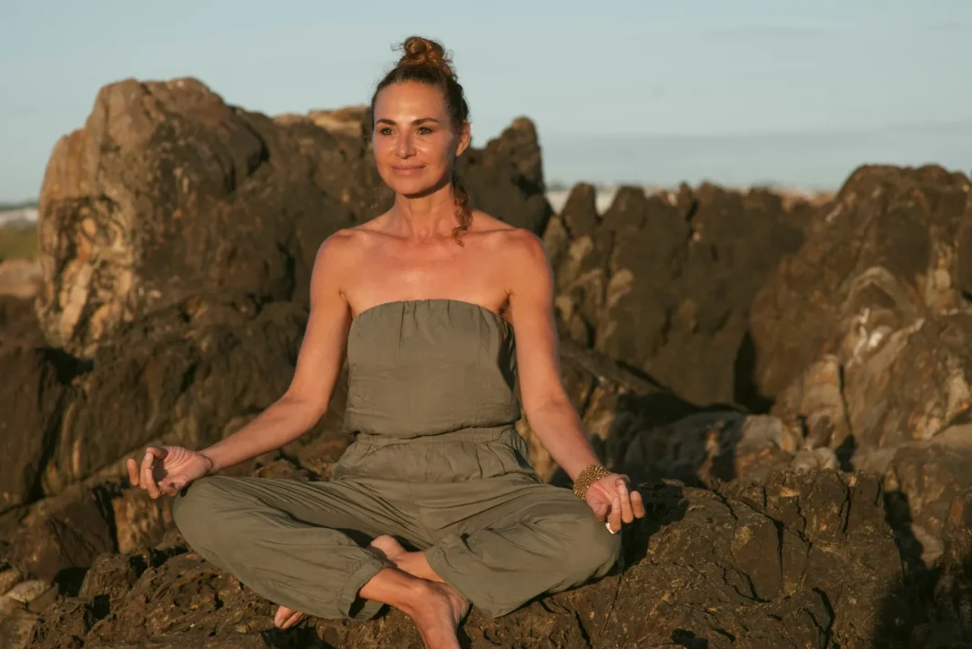 Natalia Lobo durante una meditación guiada