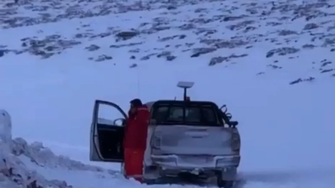Camino de alta montaña cubierto de nieve en el Balcón del Pissis, Fiambalá