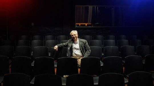 Interior de la nueva sala de teatro en Córdoba con butacas y escenario