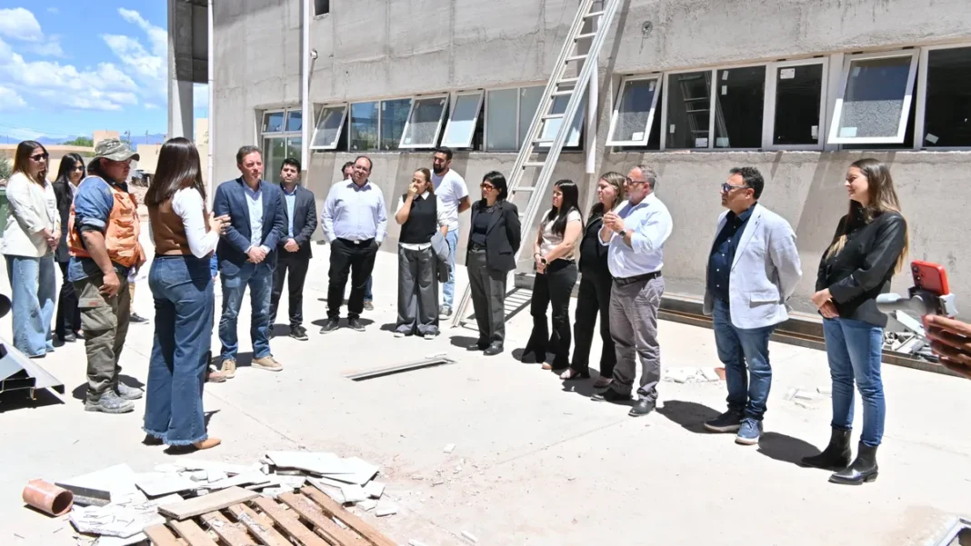 Autoridades provinciales durante la recorrida de obra del nuevo Hospital de Belén