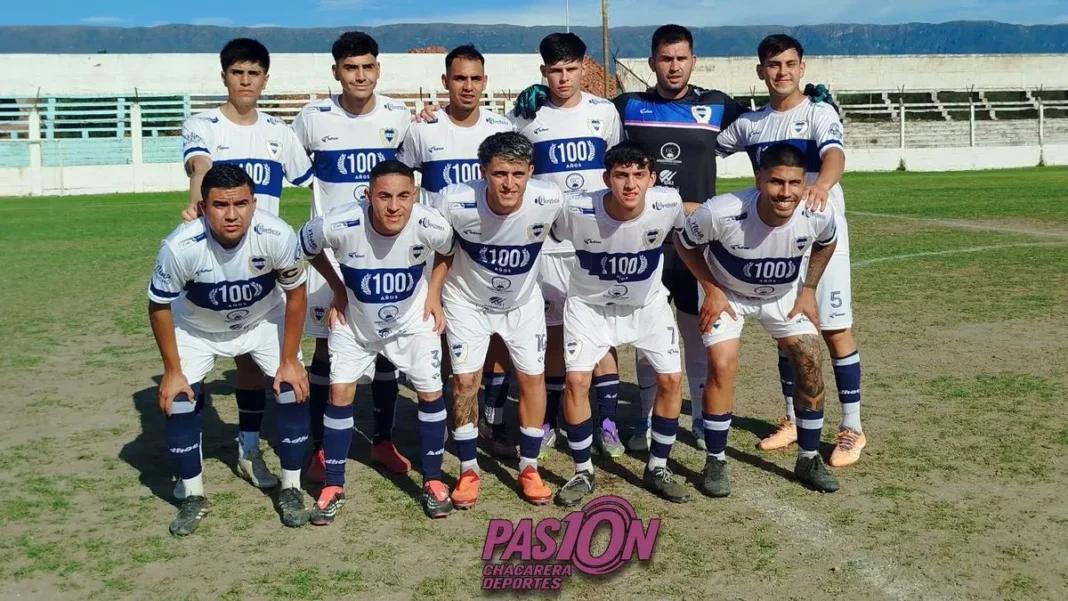 Estadio de fútbol de la Liga Chacarera con jugadores en acción durante un partido