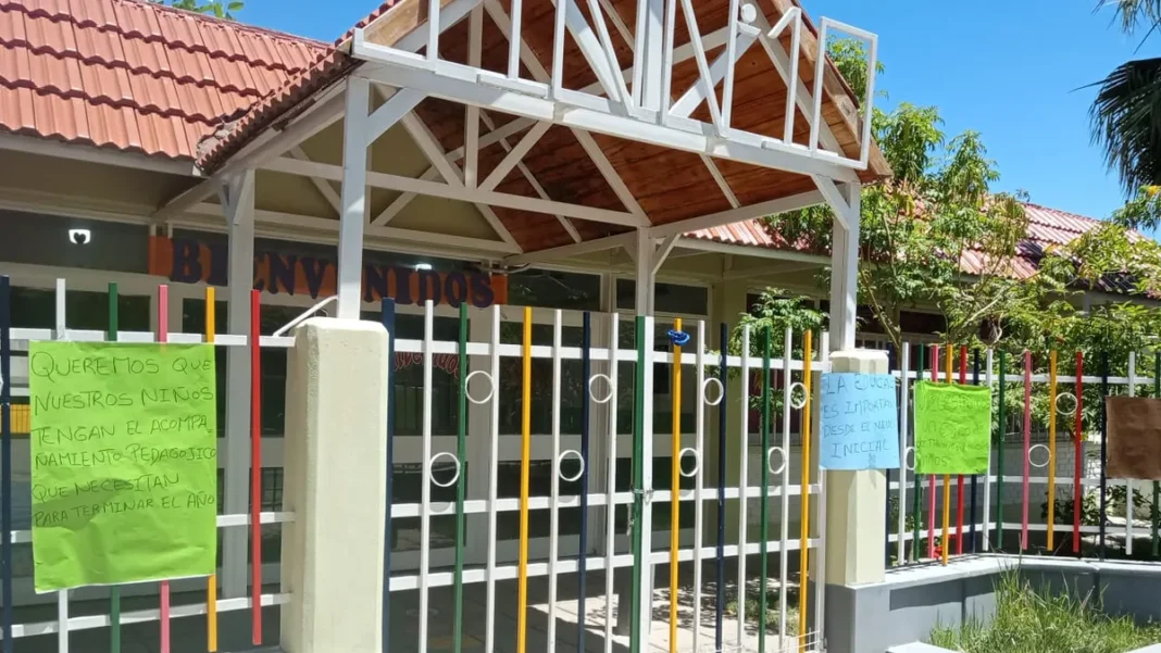 Padres concentrados en el ingreso del JIN N°10 con carteles que solicitan acompañamiento pedagógico