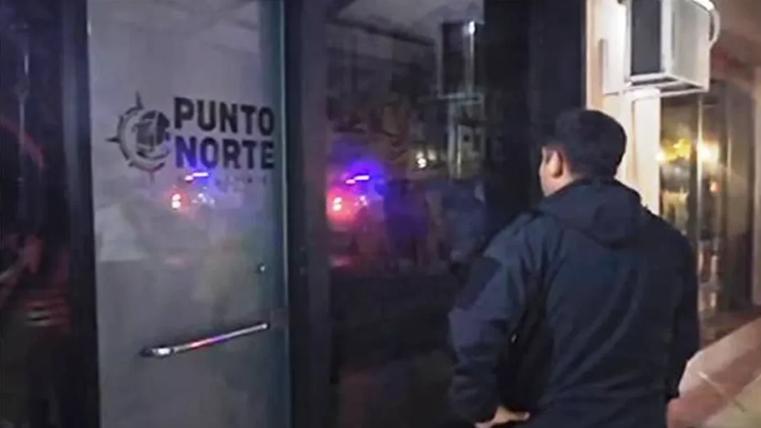 Padres concentrados frente a las oficinas de Punto Norte