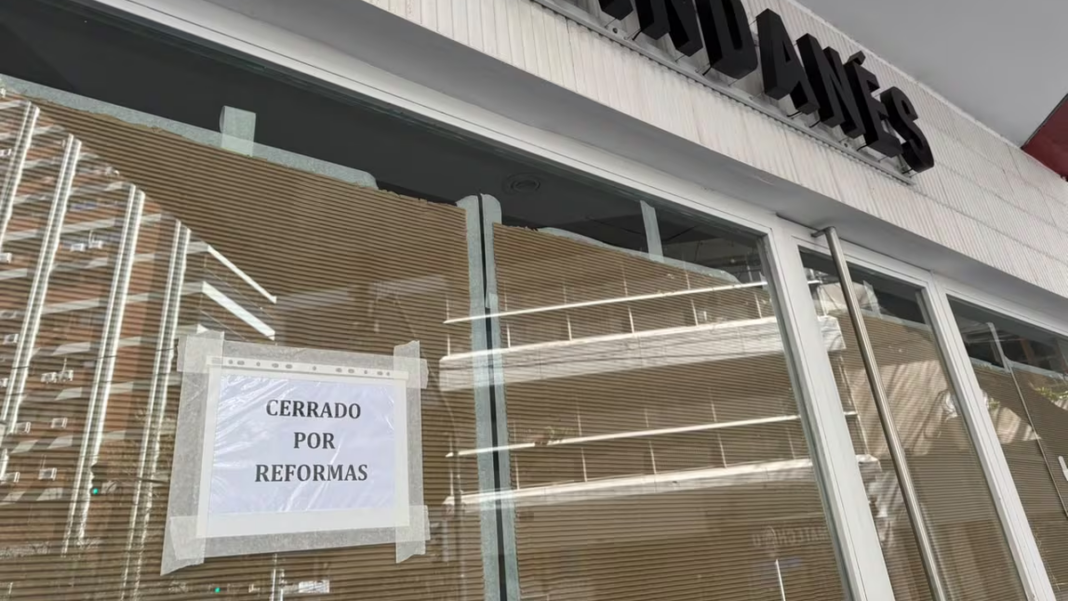 Fachada de una sucursal de la panadería Pandanés con las persianas bajas