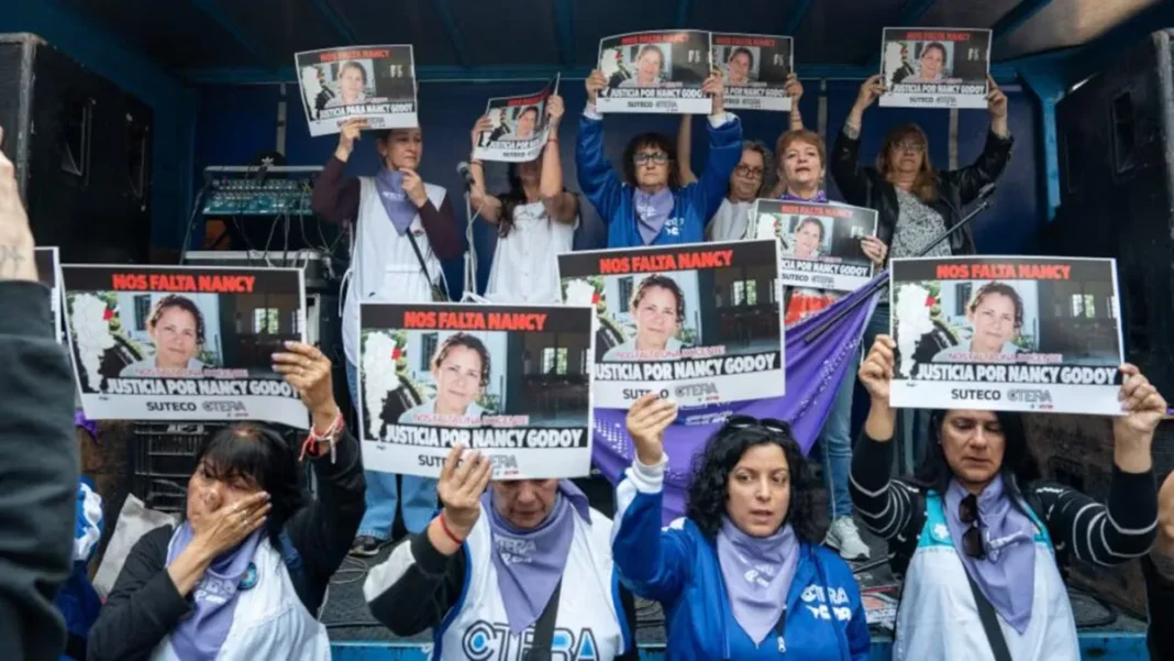 Docentes movilizados durante el paro nacional con carteles que piden justicia por Nancy Godoy