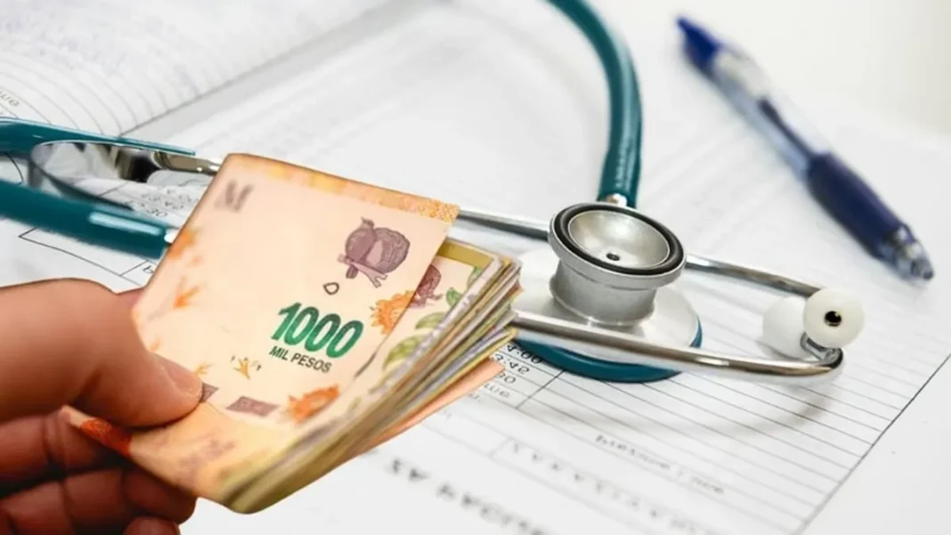 Personas esperando atención en un centro de salud público