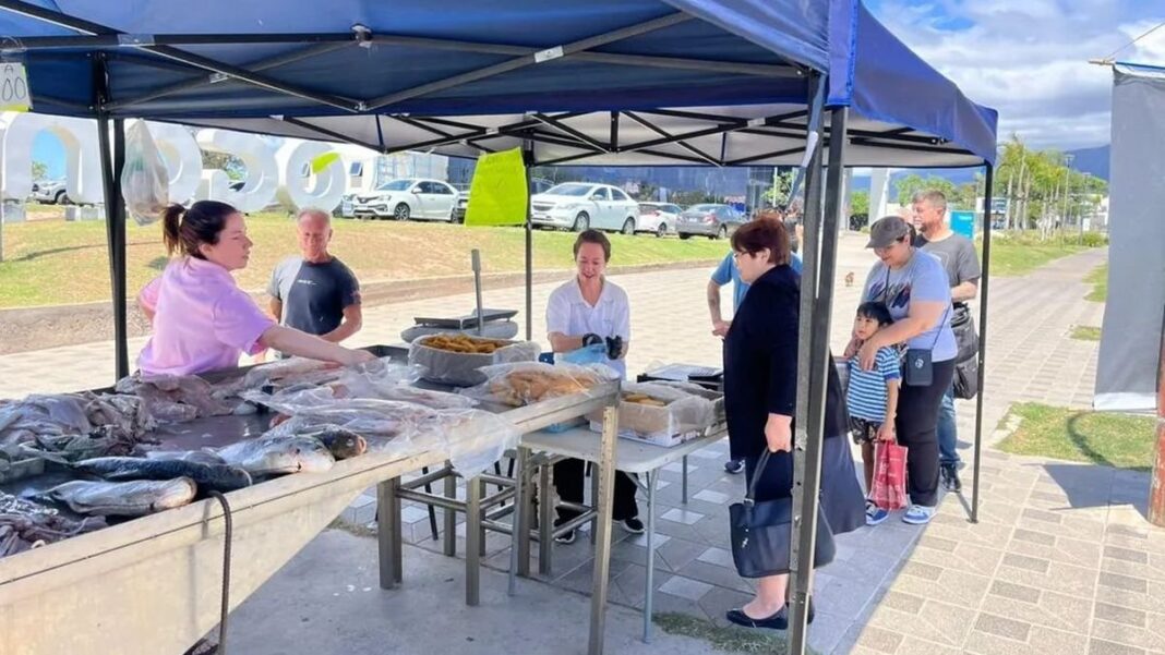 Pescado fresco de pesca artesanal en puesto de venta del programa Pescado para Todos en Catamarca
