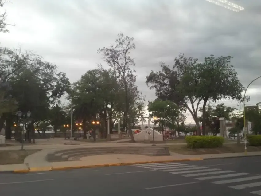 Cielo nublado sobre la ciudad de Catamarca con ráfagas de viento