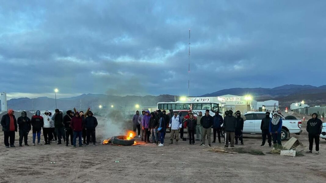 Proveedores mineros bloqueando el ingreso a la planta de Zijin-Liex en Fiambalá