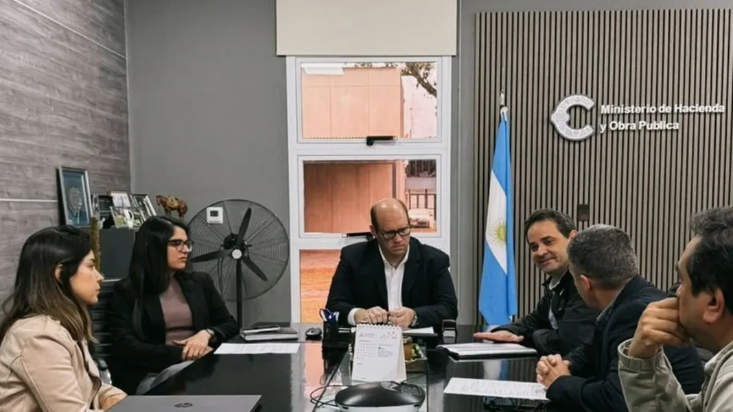 Firma de acuerdos entre el ministro Juan Marchetti y representantes de MARA