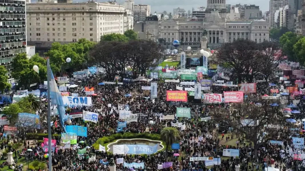 Multitud de manifestantes frente al Congreso durante la Quinta Marcha Federal Universitaria