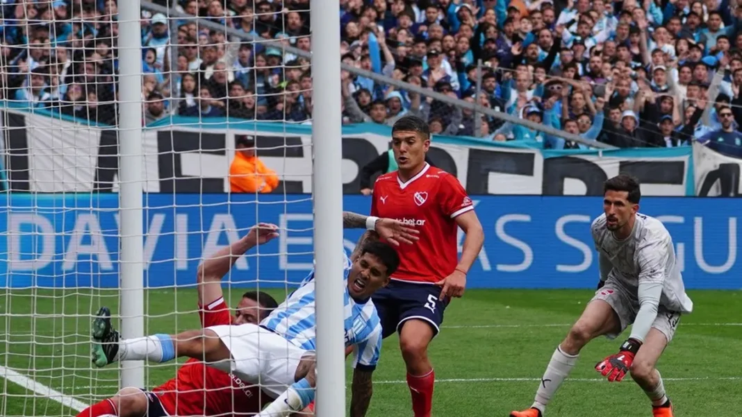 Jugadores de Racing e Independiente disputando el clásico de Avellaneda