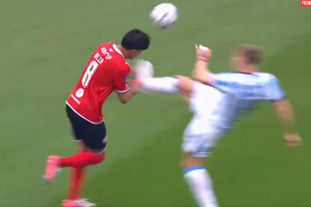 Jugadores de Racing e Independiente disputan la pelota durante el clásico de Avellaneda
