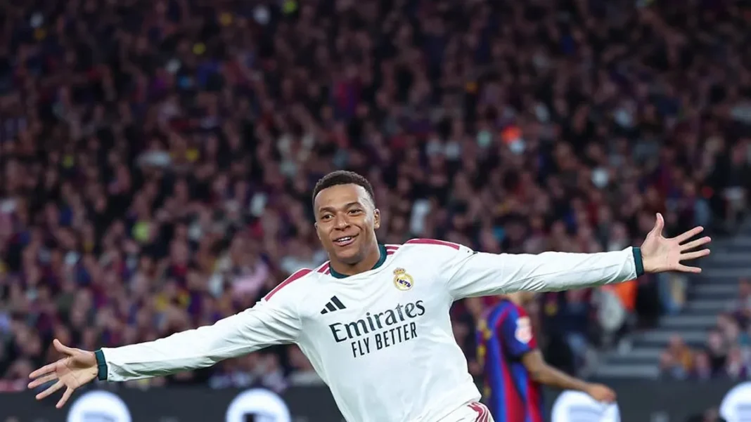 Jugadores del Real Madrid celebrando un gol en el Clásico contra Barcelona en el Camp Nou