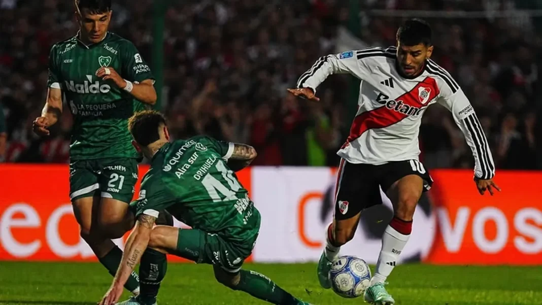 Jugadores de River y Sarmiento durante el partido en el estadio Eva Perón de Junín