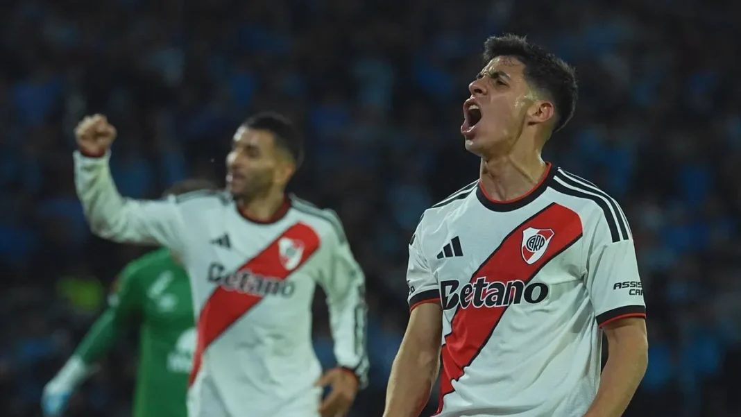 Jugadores de River Plate celebrando un gol contra Belgrano en el estadio Mario Kempes