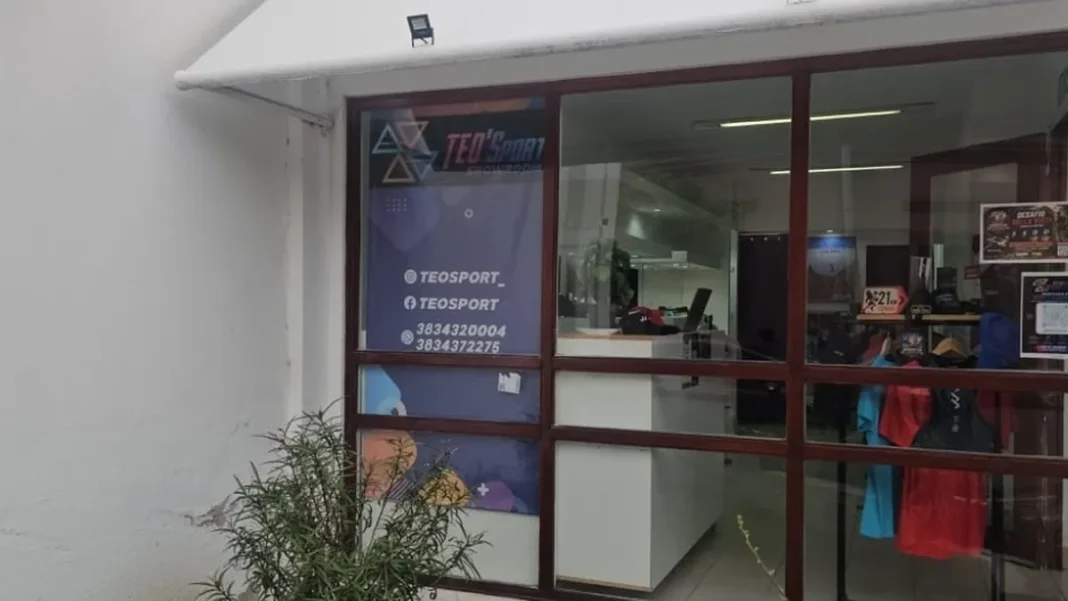 Frente del local de indumentaria deportiva Teo Sport en calle Mota Botello al 400, Catamarca, tras el robo