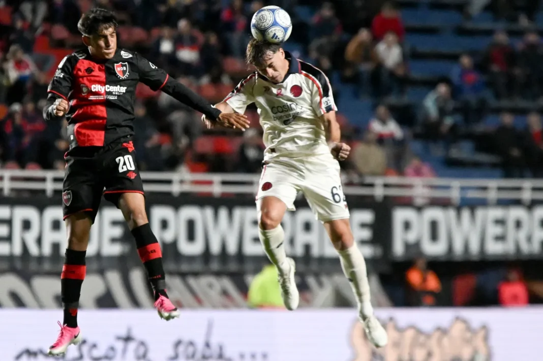 Jugadores de San Lorenzo y Newell's disputan un balón durante el empate 0-0 en el Nuevo Gasómetro