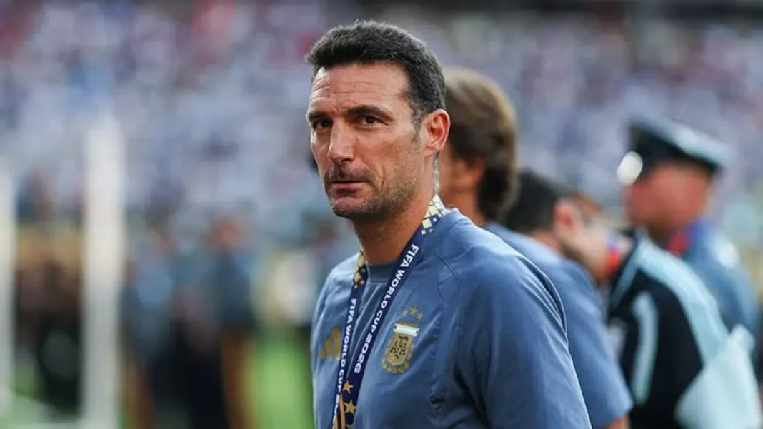 Lionel Scaloni, director técnico de la Selección argentina, durante una práctica